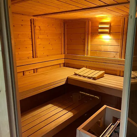 Grosses Ferienhaus Mit Sauna Und Garten 4*